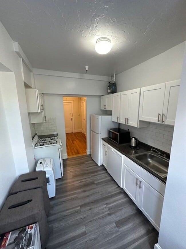 Building Photo - No Broker Fee - Available Jan 1 2025