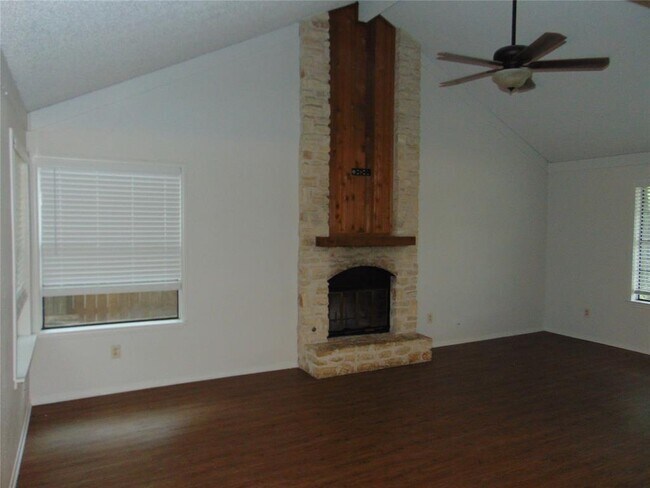 Foto del edificio - 1617 Gracy Farms Ln
