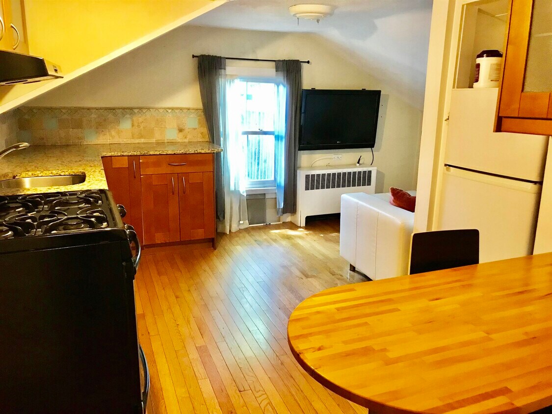 404 Pleasant St Unit 3, Portsmouth, NH 03801 Room for Rent in Portsmouth, NH