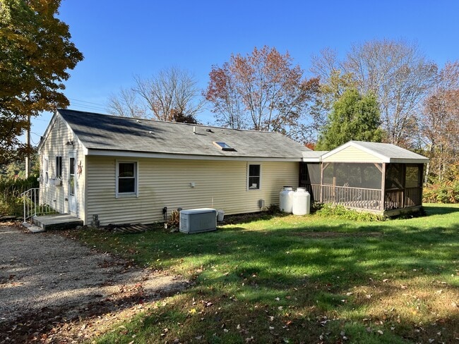 Building Photo - 9 Pebble Ln