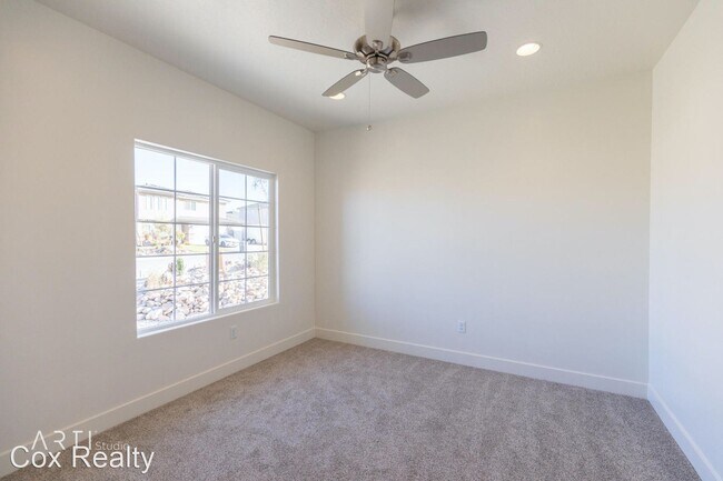 Building Photo - 6 br, 3.5 bath House - 3332 Livia
