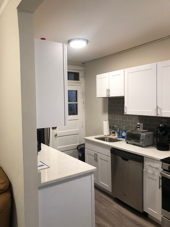 Building Photo - 1251 W Henderson St Unit 1