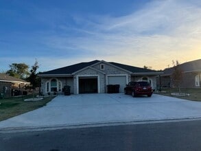 Building Photo - 1319 Calle de Bronce