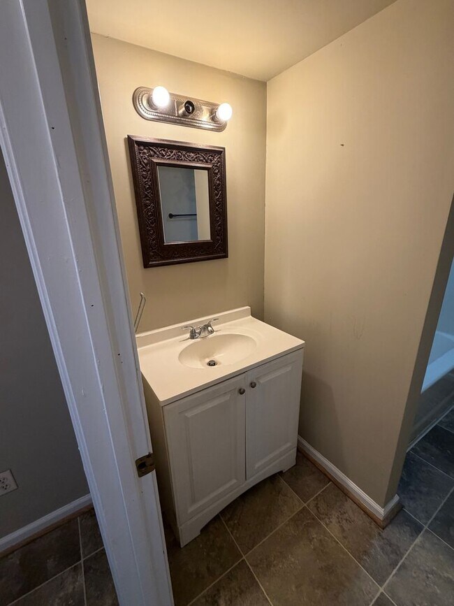 Building Photo - Newly Updated 2BR/1BA Home – Great Location & Move-In Ready!