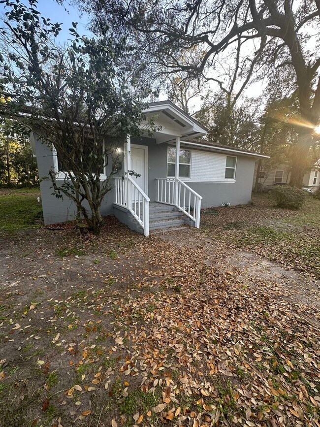 Building Photo - Renovated 3/2 Single Family home- Availabl...
