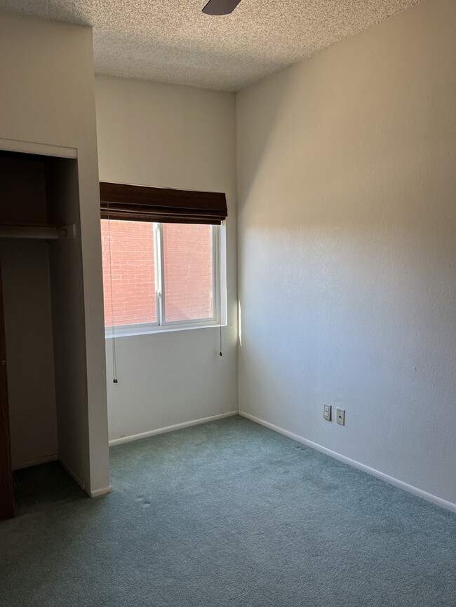 Building Photo - 2 bed 1 bath washer/dryer
