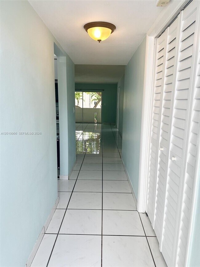 Foto del edificio - 300 Galen Dr