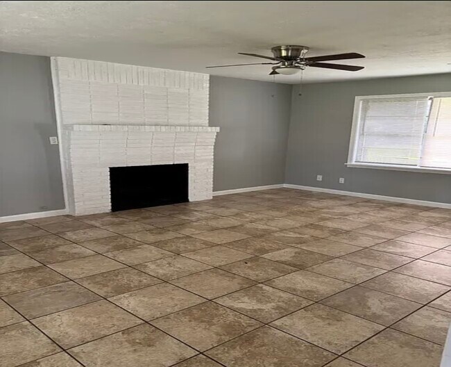 Building Photo - 611 N Shady Ln