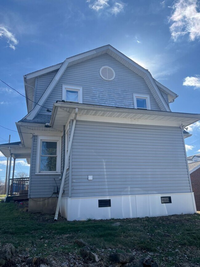 Building Photo - Large House w/ Yard ~ Downtown ~ 5 Bedroom...