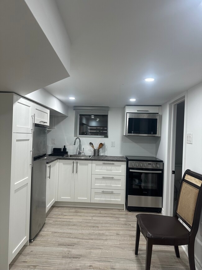 Full Kitchen - 1026 Mount Pleasant Rd