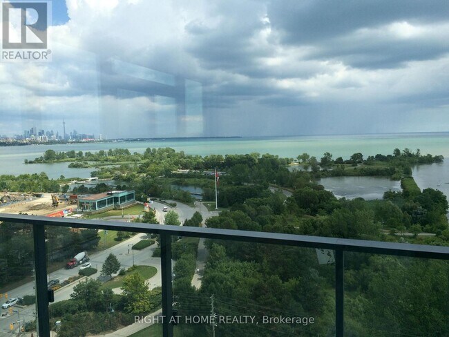 Photo du bâtiment - 2212 Lake Shore Blvd W