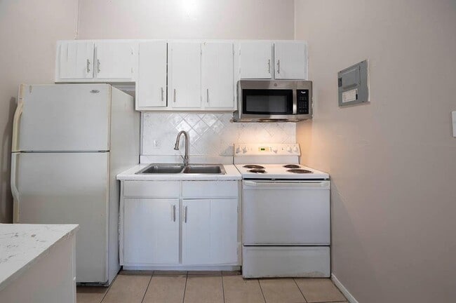 Building Photo - 1300 Parker Ln