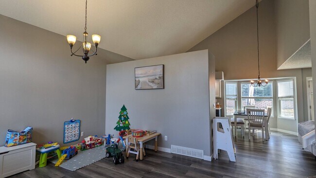 Foto del edificio - Modern large 4 bedroom/3.5 bath home with finished basement in Wagon Trails Community!