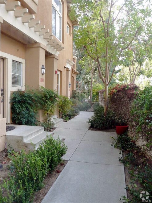 Building Photo - 2630 Dunstan Dr