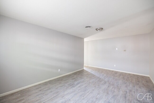 Foto del edificio - For  Lease