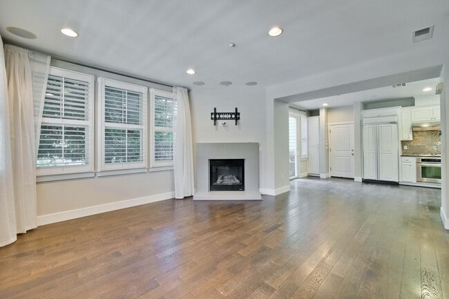 Building Photo - Gorgeous Morgan Park Refreshed for Immediate Move-In! Must see!