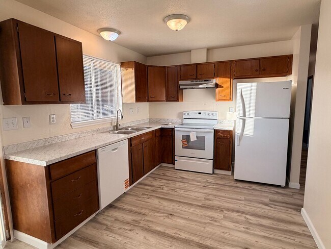 Foto del edificio - 1322 N Baker Ave