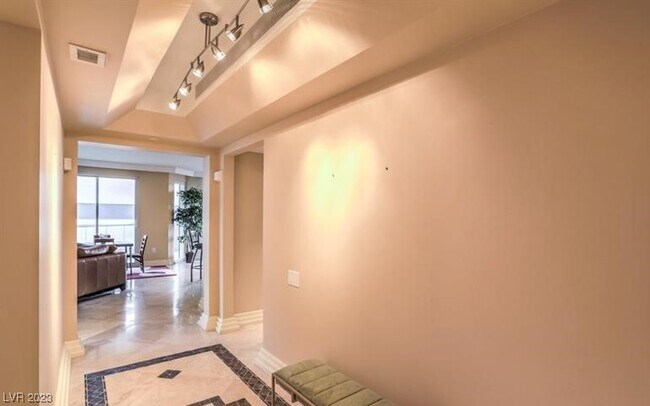 Building Photo - 2747 Paradise Rd