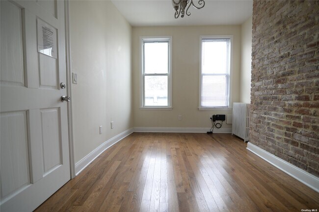 Foto del edificio - 54-10 Nurge Ave