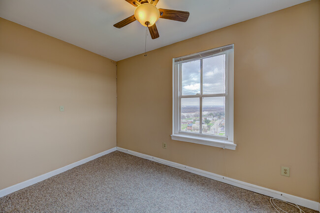 The bedroom is carpeted - The Vicksburg