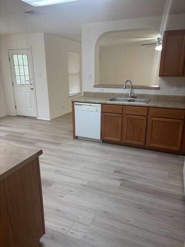 Building Photo - Beautiful 2 story home with great location to lots of attractions!