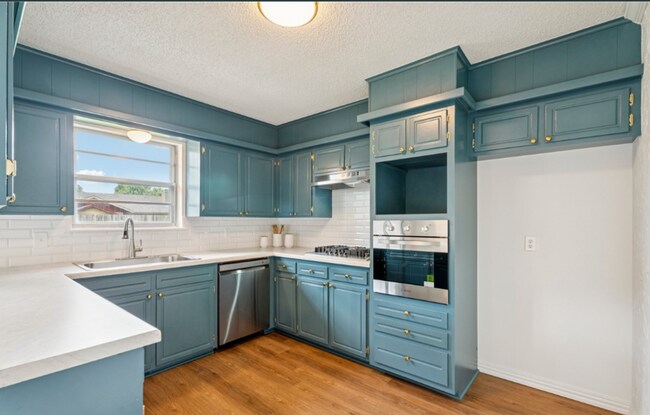 Building Photo - 3 Bed / 2 Bath in Central Tulsa!