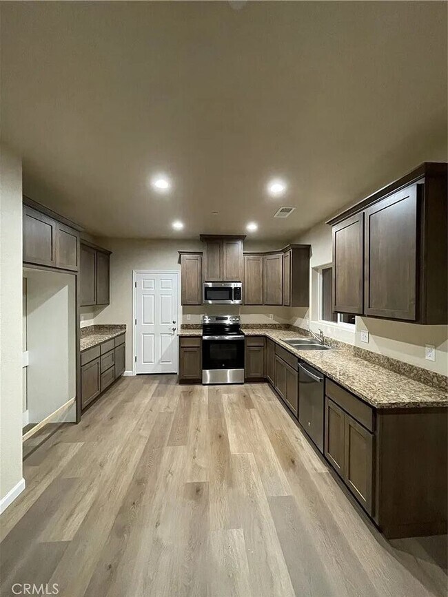 Building Photo - 4bd 3ba Home is located in the desirable N...