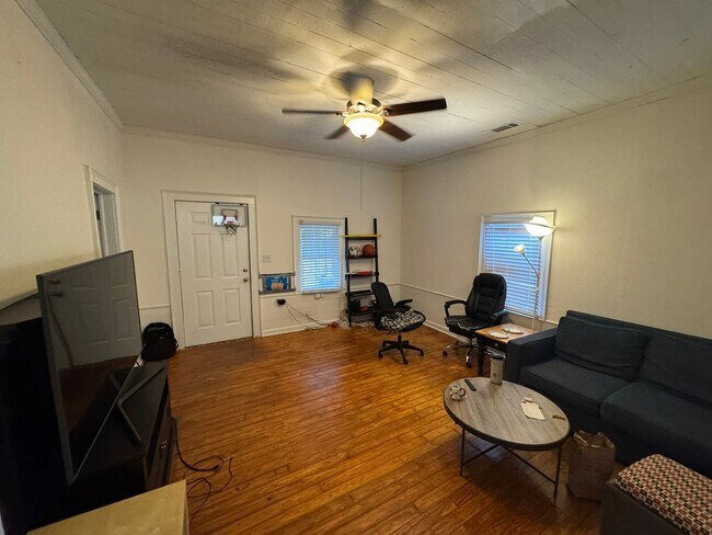 Foto del edificio - Cute Downtown 2 Bedroom Cottage!