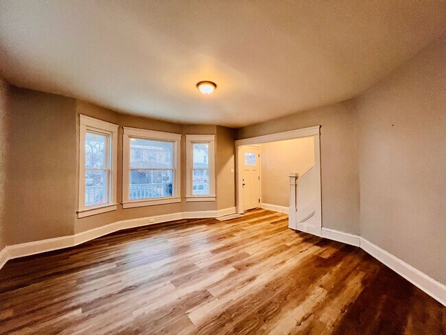 Building Photo - Beautiful 4 bed 1 1/2 bath single
