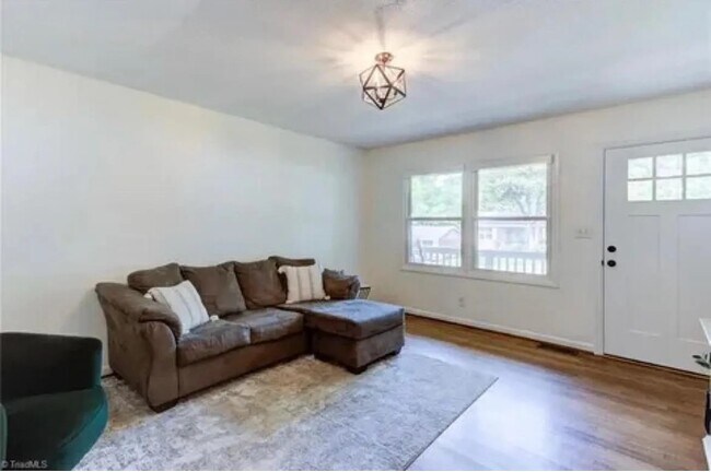 Foto del edificio - 1267 Tredwell Dr