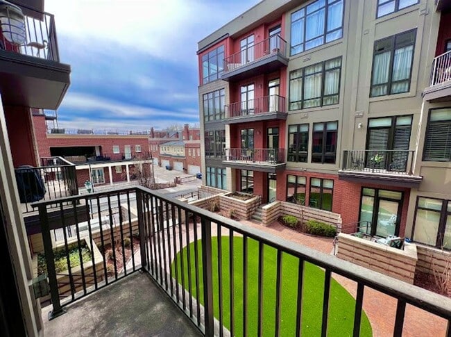 Building Photo - STUDIO Condominium next to Walnut Street B...