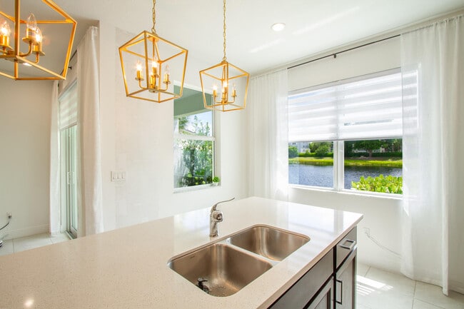 Building Photo - 587 Sanderling Cir