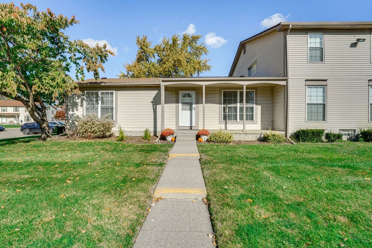 Primary Photo - Charming 2BR Townhome in Sterling Heights