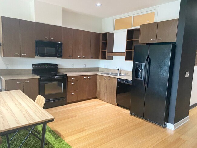 Building Photo - 2 Bedroom Lofts in Overlook! Water, Sewer ...