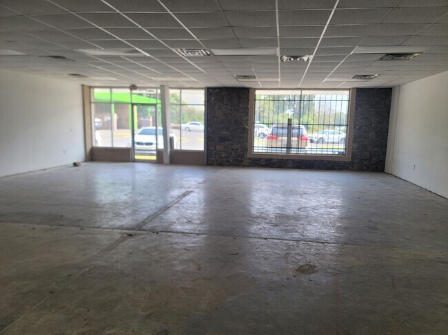 Foto del edificio - 8700 Colonel Glenn Rd