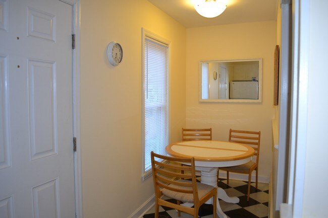Cozy dinette area - 28 Moultrie St