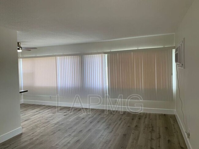 Foto del edificio - 10919 Pioneer Blvd