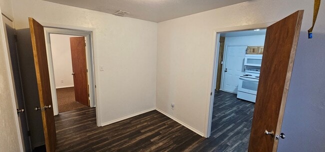 Building Photo - Beautiful 4 bedroom, 1 bath home on corner...