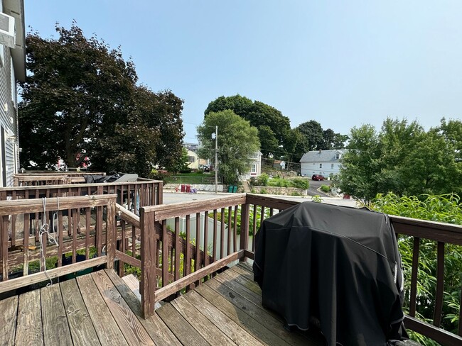 Building Photo - Updated 2-Bed Townhouse| Lowell, MA| Pet-O...