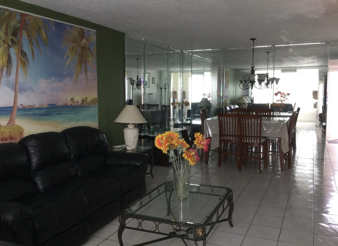 Primary Photo - 2821 Somerset Dr