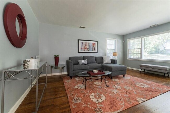 Building Photo - 547 Westmeath Dr SW