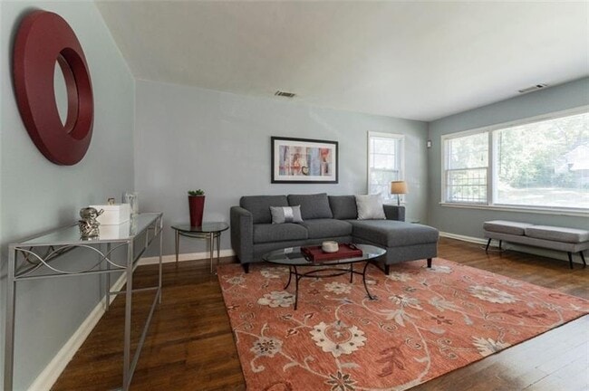 Foto del edificio - 547 Westmeath Dr SW