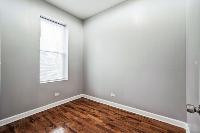 Foto del edificio - 1319 W Garfield Blvd