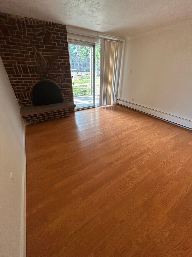 Building Photo - Ground Floor 1 BR/1 BA in Secured Bldg!