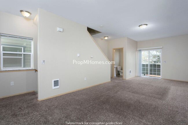 Foto del edificio - Spacious 3-Story Townhouse W/ Private Outd...