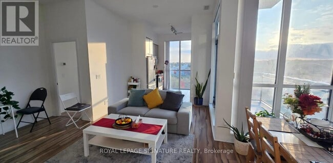 Photo du bâtiment - 75 Eglinton Ave W