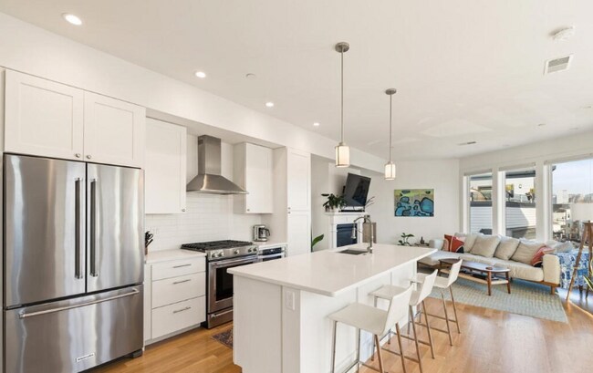 Building Photo - 260 Old Colony Ave