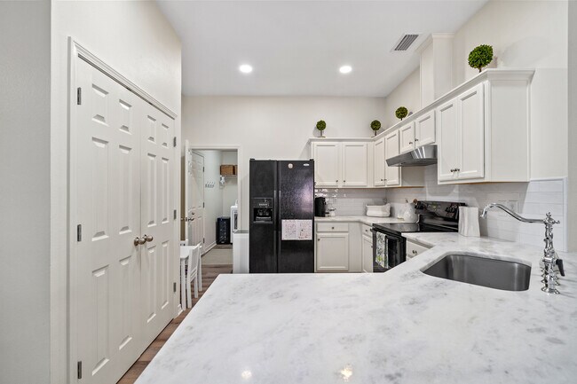 Building Photo - 155 Cypress Ln