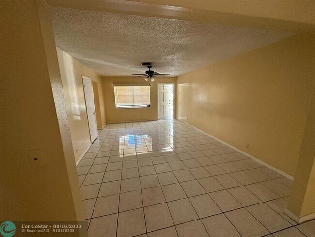 Foto del edificio - 3880 Woodside Dr