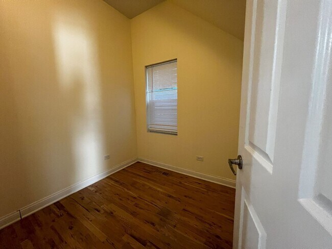 Foto del edificio - Charming 2BR Apartment Unit in Chicago